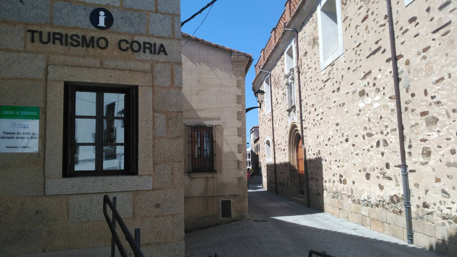 El puente de la Constitución suma un millar de turistas en la ciudad de Coria