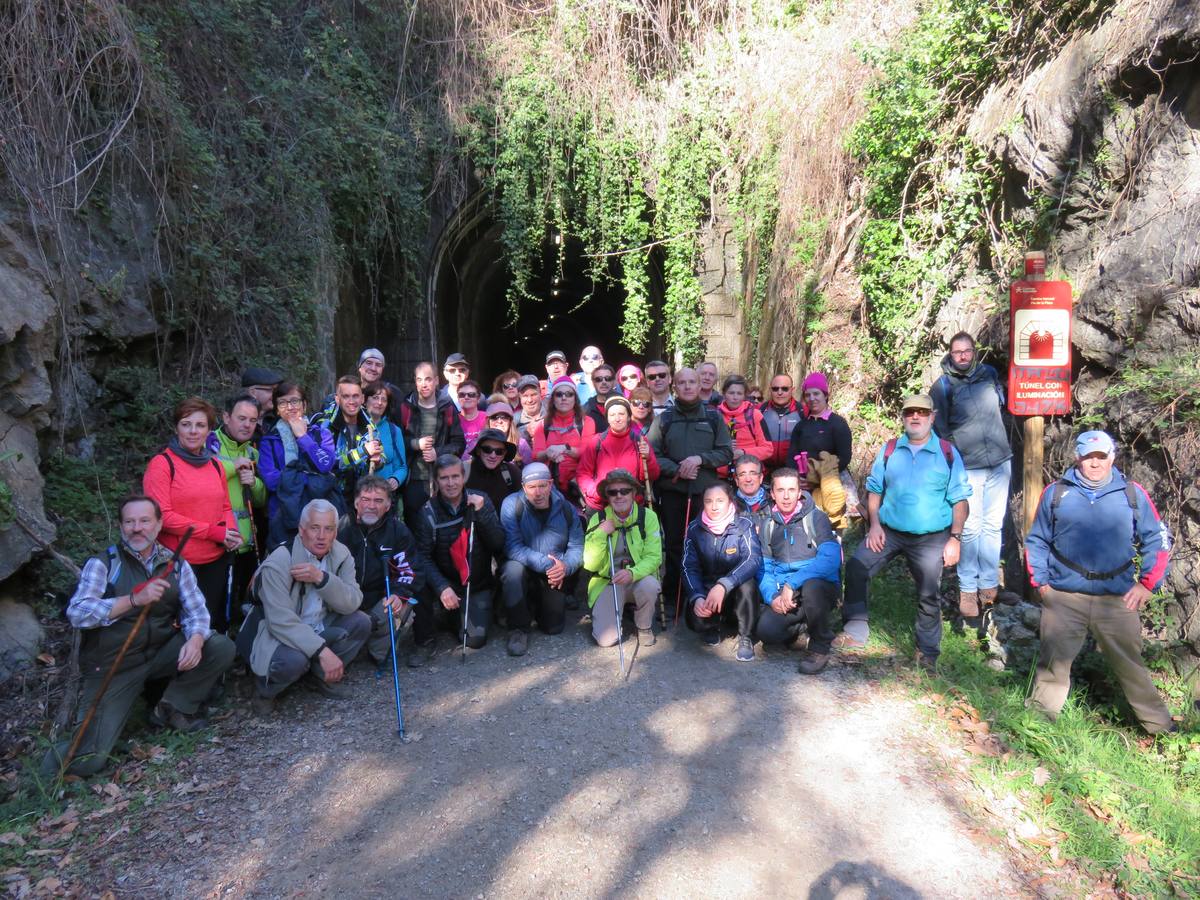 Unos 70 senderistas participaron en la ruta 'Los Arrieros'