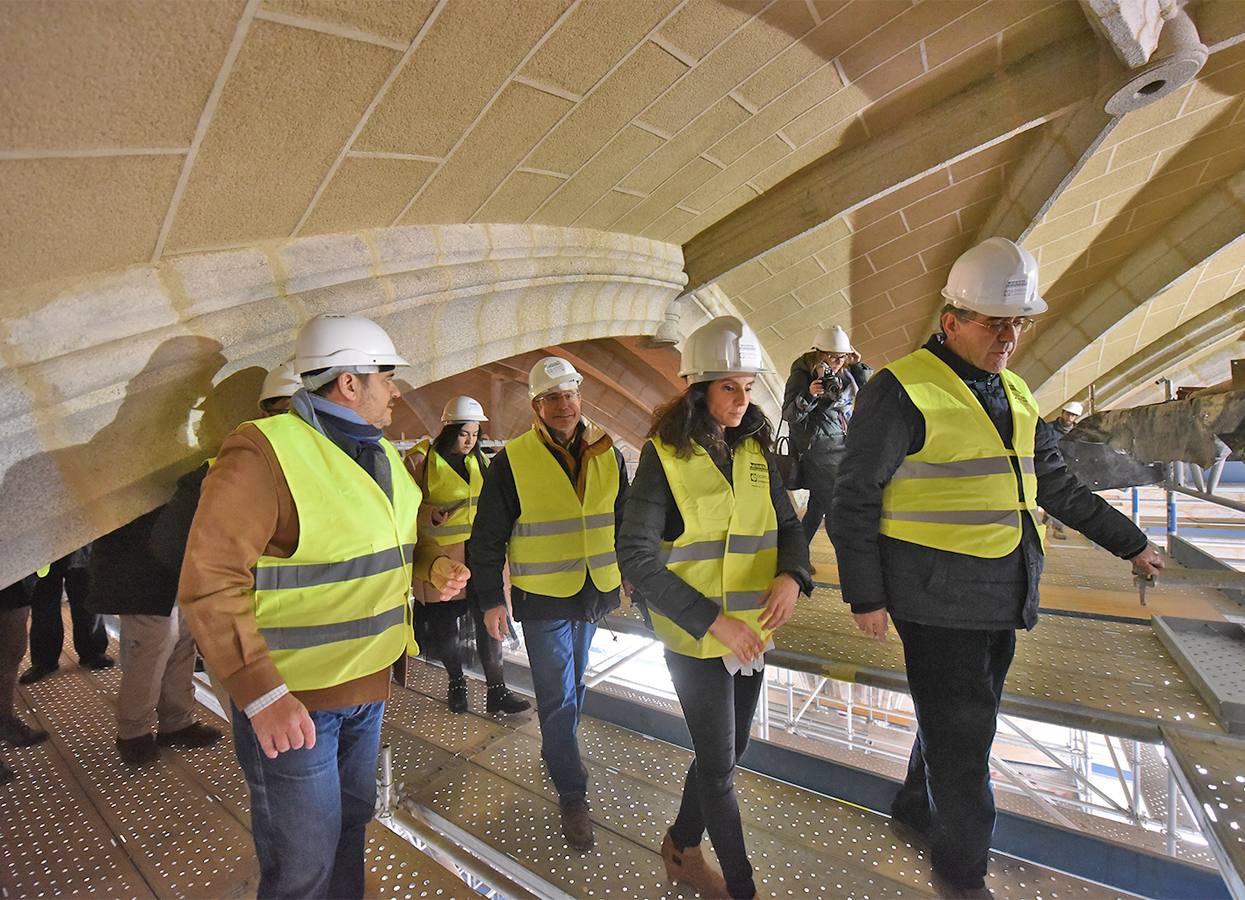 La consejera de Cultura, Turismo y Deportes visita las obras de la Catedral