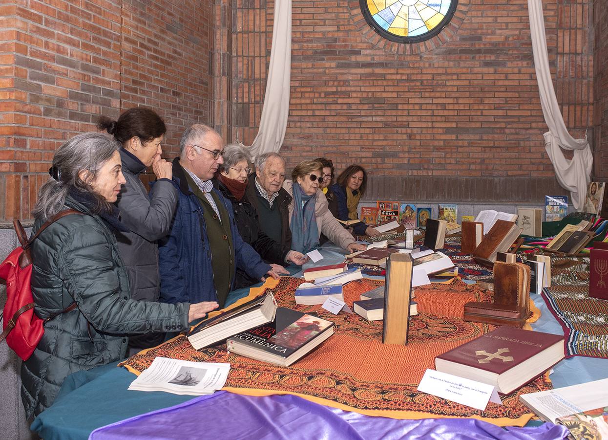 Exposición de biblias en la parroquia de San Ignacio