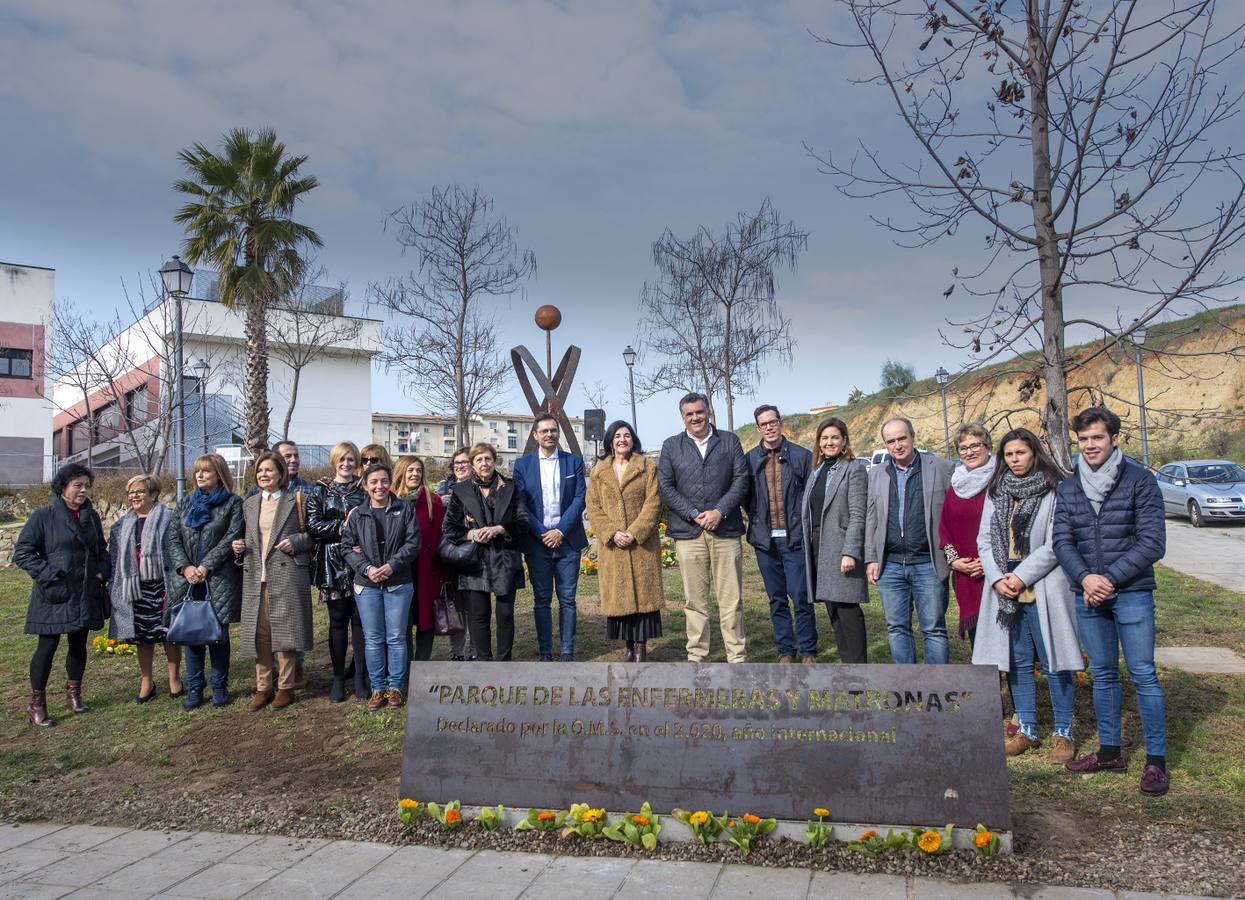 Inaugurado el parque y el monolito dedicado a la enfermera y a la matrona