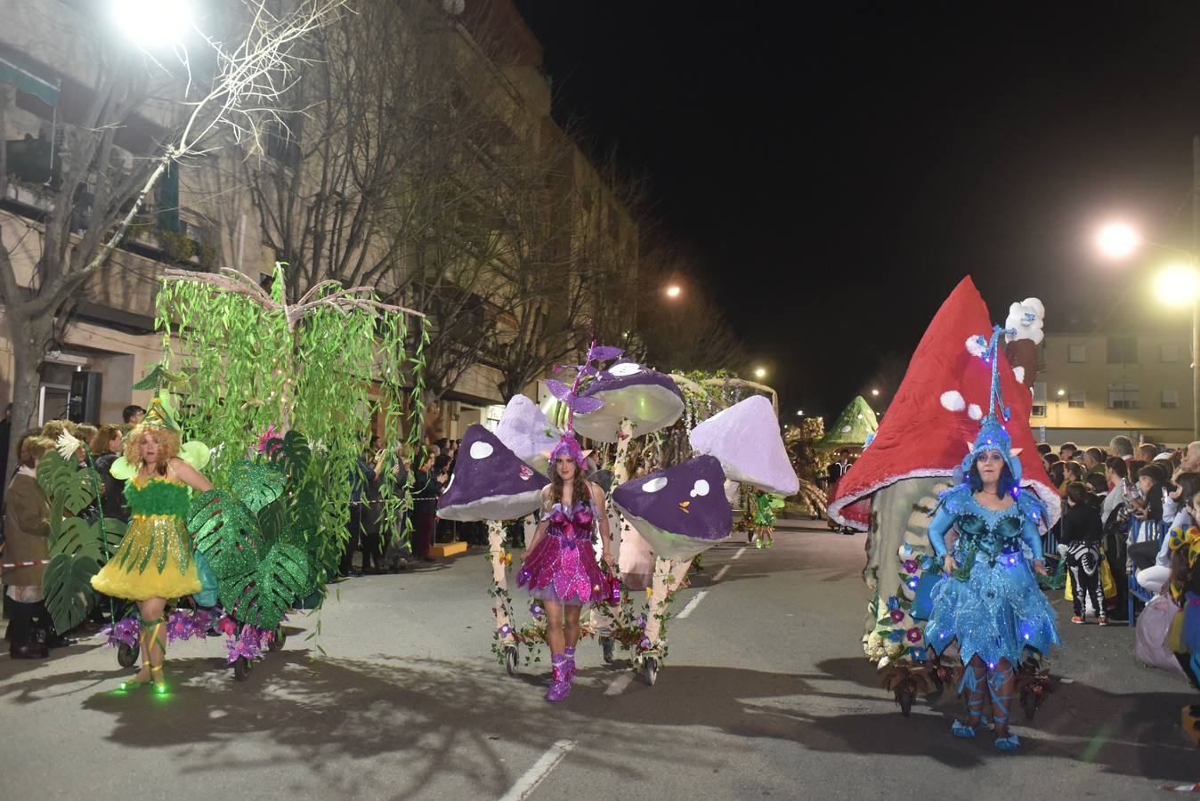 El buen tiempo propicia la gran afluencia de público en los desfiles de carnaval