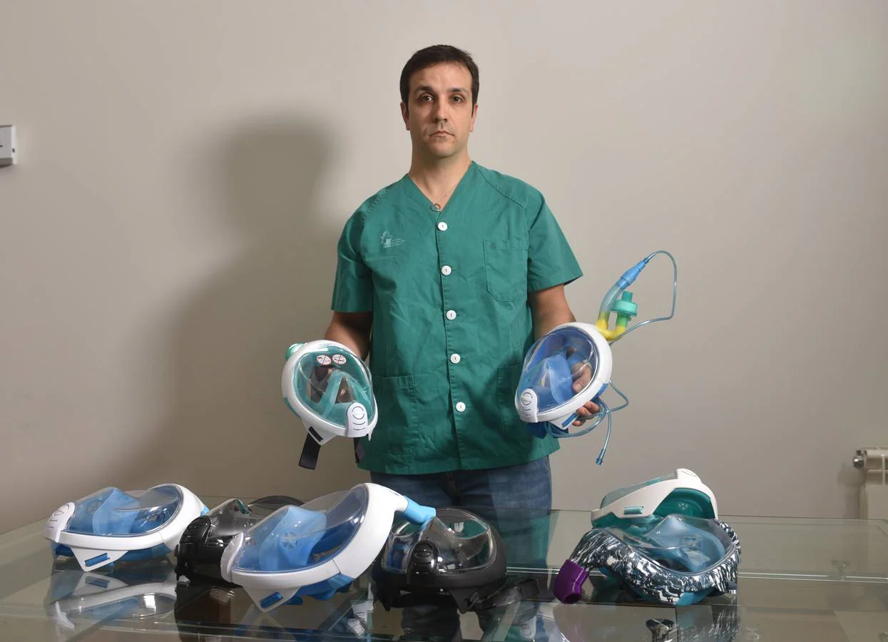 Carlos Sánchez Herrero, otorrino del hospital Ciudad de Coria, junto a algunas de las máscaras de buceo donadas
