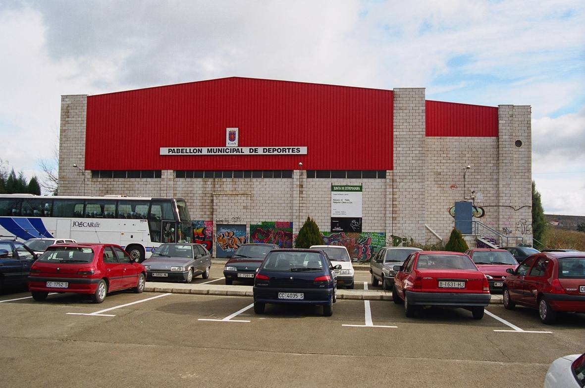 Comienzan las obras de cambio de pavimento en el Pabellón de Deportes