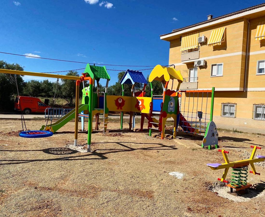 El Ayuntamiento instala dos nuevos parques infantiles