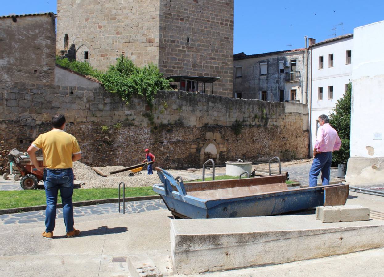 El Ayuntamiento mejora la accesibilidad de la barbacana del castillo