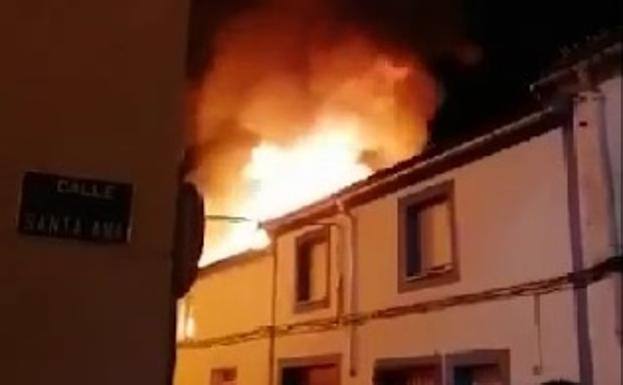 Un incendio en la panadería Santa causa alarma en Coria