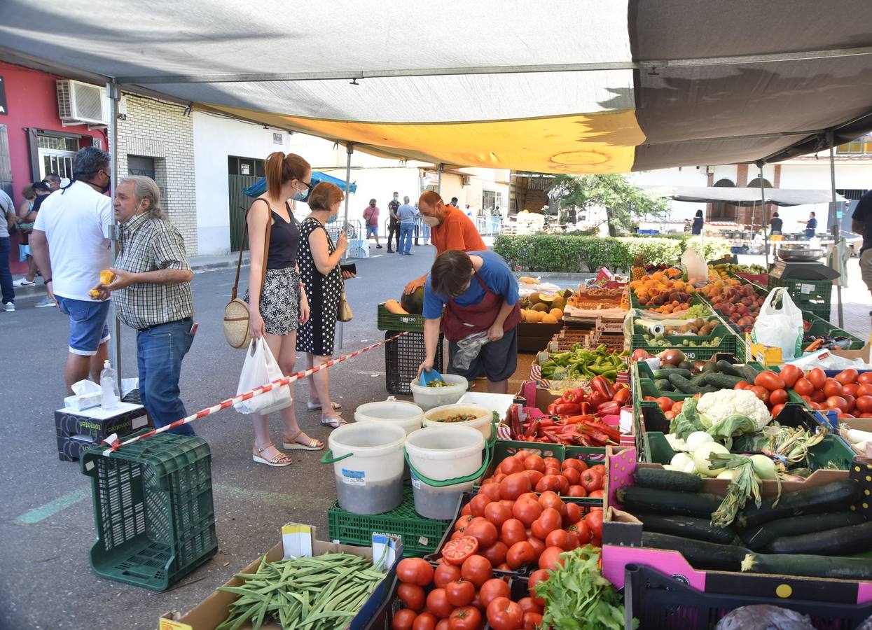El mercadillo amplía sus puestos en su segunda jornada tras el estado de alarma