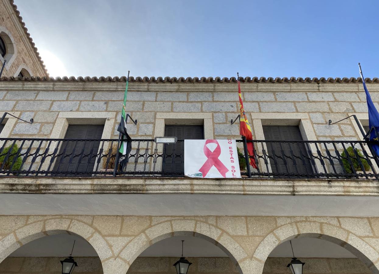 El Ayuntamiento luce un lazo rosa para dar visibilidad a la lucha contra el cáncer de mama