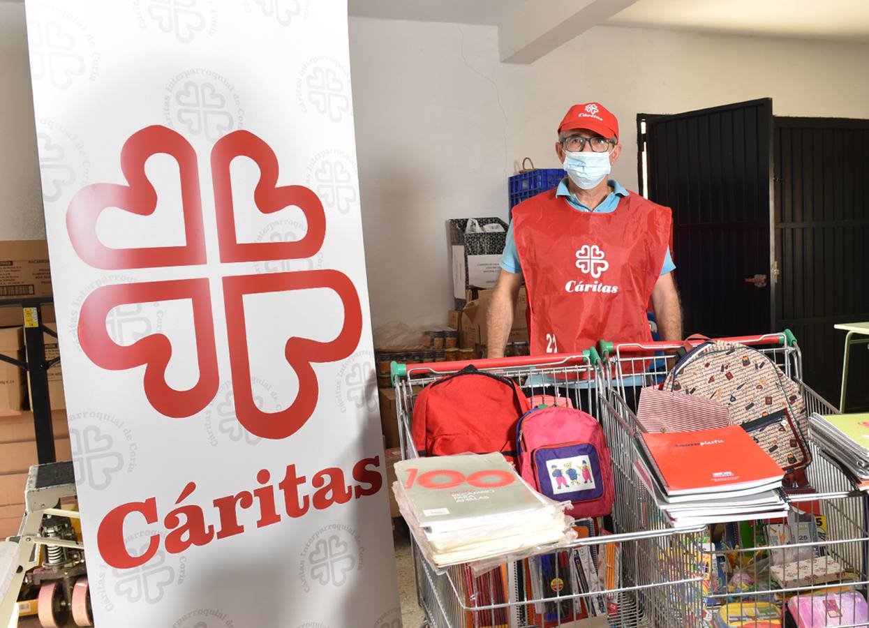 Cáritas reparte en Coria el material escolar recogido en su campaña solidaria del verano