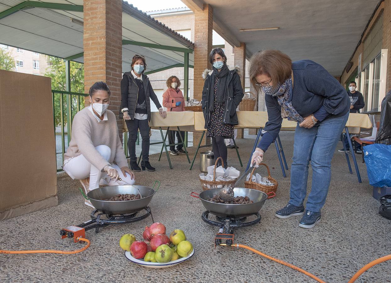 El IES Alagón celebró la tradición de la chaquetía con asado y distribución de castañas a la antigua usanza