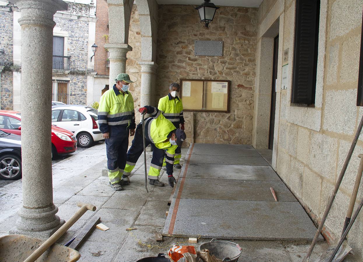 Rampa de acceso en la puerta principal del Ayuntamiento