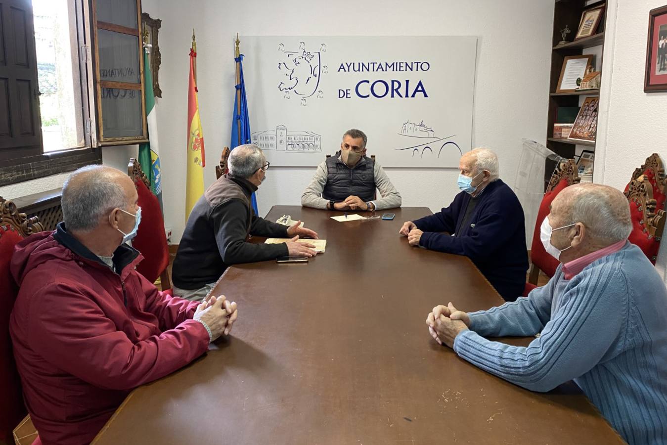 El alcalde se reúne con representantes de Cáritas