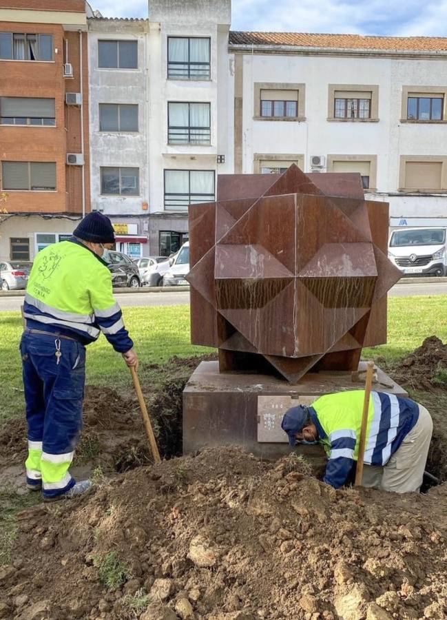 Comienzan los trabajos de traslado y restauración de la escultura dedicada a los donantes de sangre
