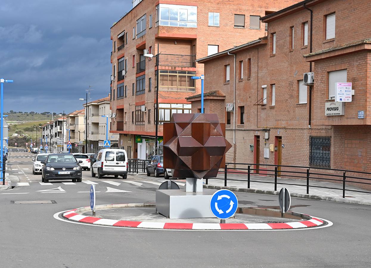 Comienzan los trabajos de colocación del mobiliario urbano en la avenida Monseñor Riberi