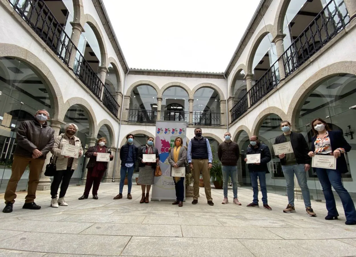 Participantes en la exposición de belenes con sus diplomas/Cedida