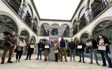 El alcalde hace entrega de diplomas a los participantes en la primera exposición de belenes