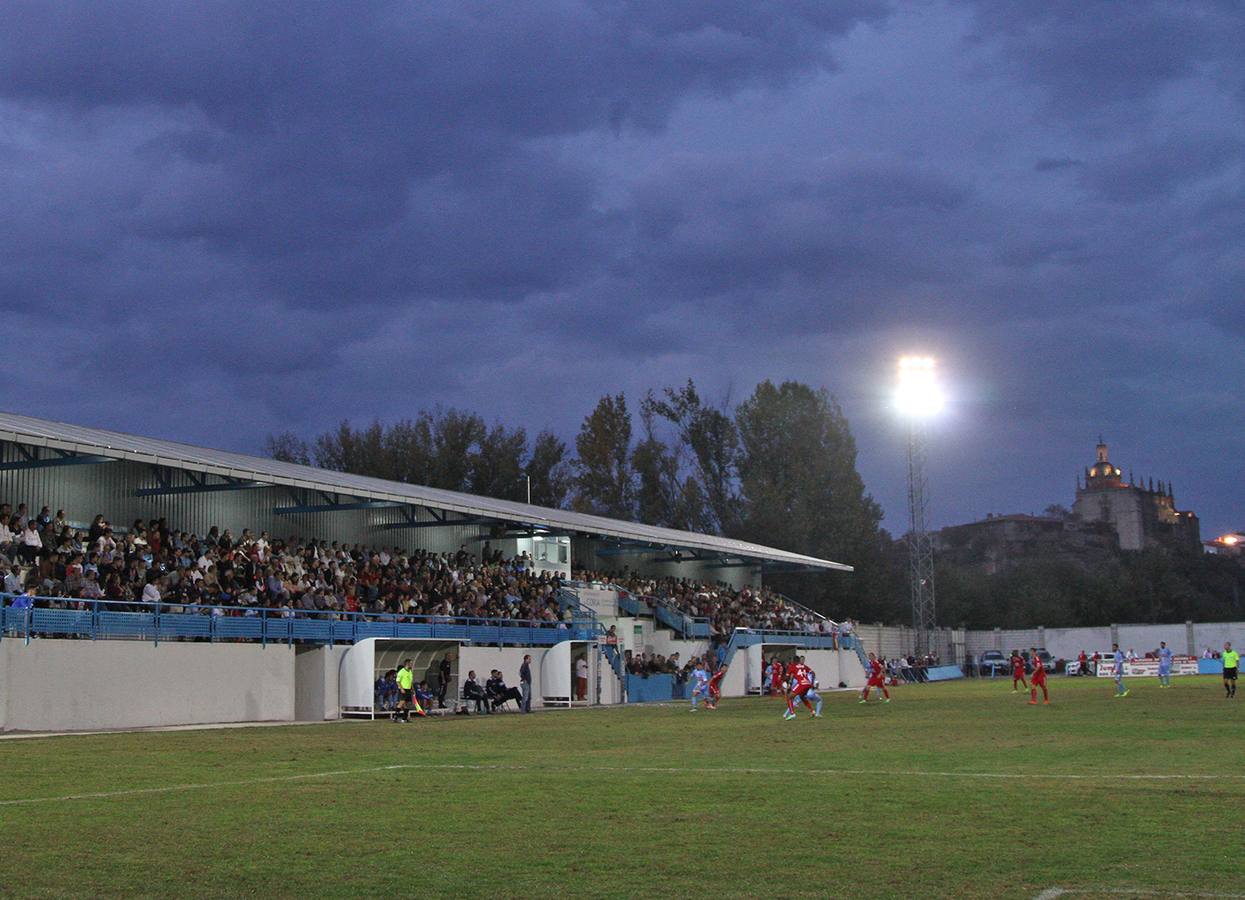 Firma del expediente de contratación para el nuevo alumbrado del campo de fútbol, barrera del cubo y calle Hornos