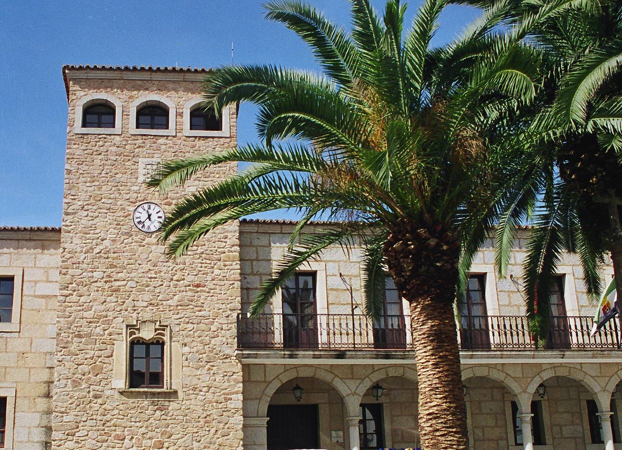 El Ayuntamiento de Coria guarda un minuto de silencio en contra de la violencia machista