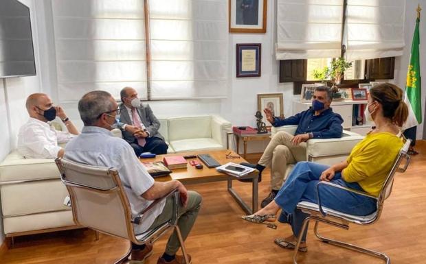 Reunión entre el alcalde y el director de Cáritas para la puesta en marcha de un plan de recogida de ropa