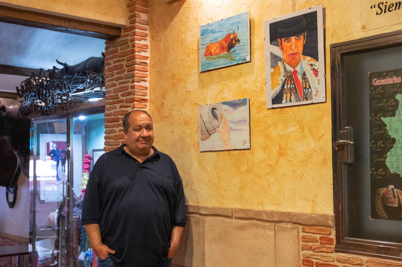 El cauriense Manolo Rivas monta una exposición taurina para mantener estos días el espíritu sanjuanero