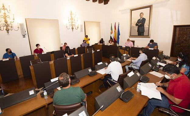 El presidente de la Diputación firma convenios con los 14 grupos de acción local de la provincia y con REDEX
