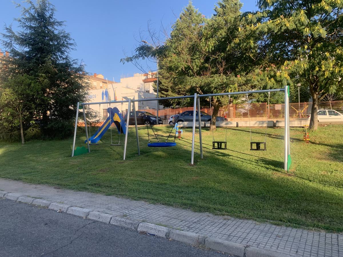 Los niños de Coria ya pueden disfrutar del nuevo parque infantil frente a la Estación de Autobuses