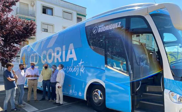 Presentan oficialmente el autobús del CD Coria