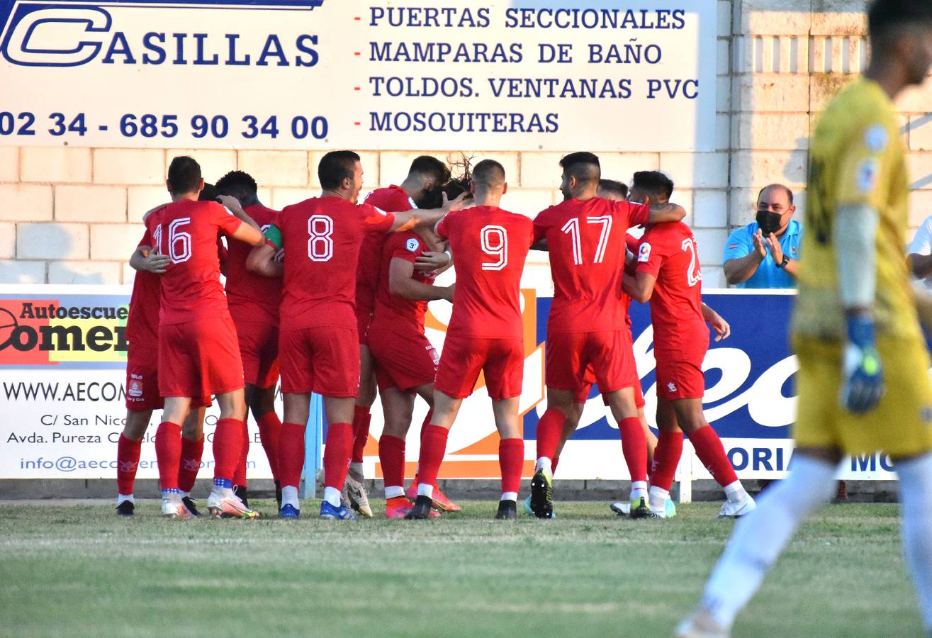 Patxi le da los tres primeros puntos al Coria con sus dos goles