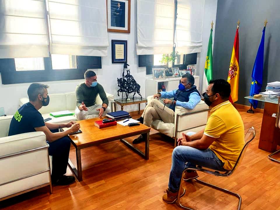 El alcalde se reúne con los equipos de seguridad de Coria para tratar las soluciones ante posibles incidencias