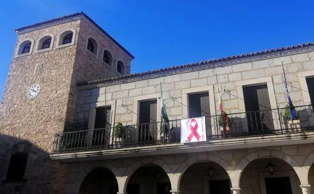 El Ayuntamiento de Coria luce un lazo rosa para dar visibilidad a la lucha contra el cáncer de mama