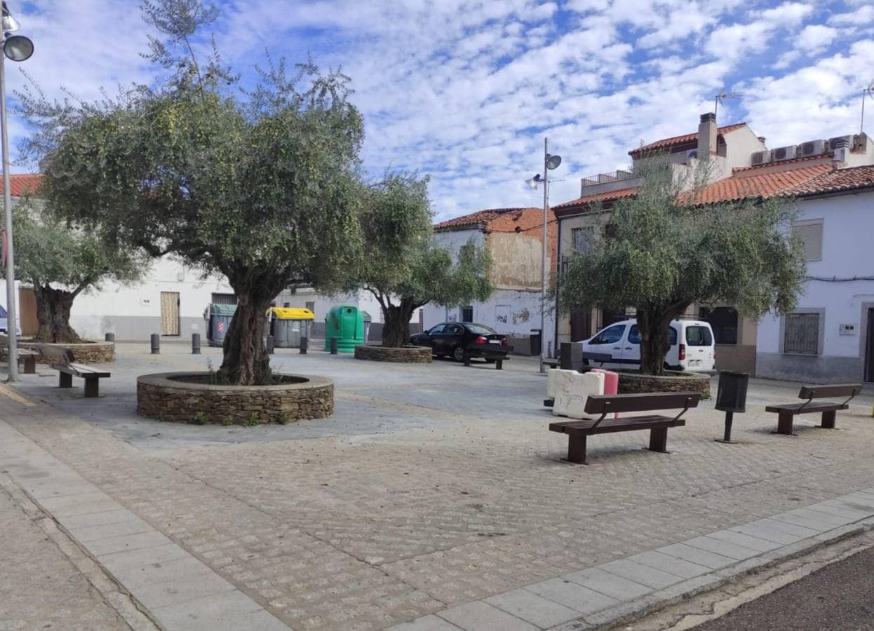El Ayuntamiento renueva el mobiliario de la plaza de Santiago Apóstol