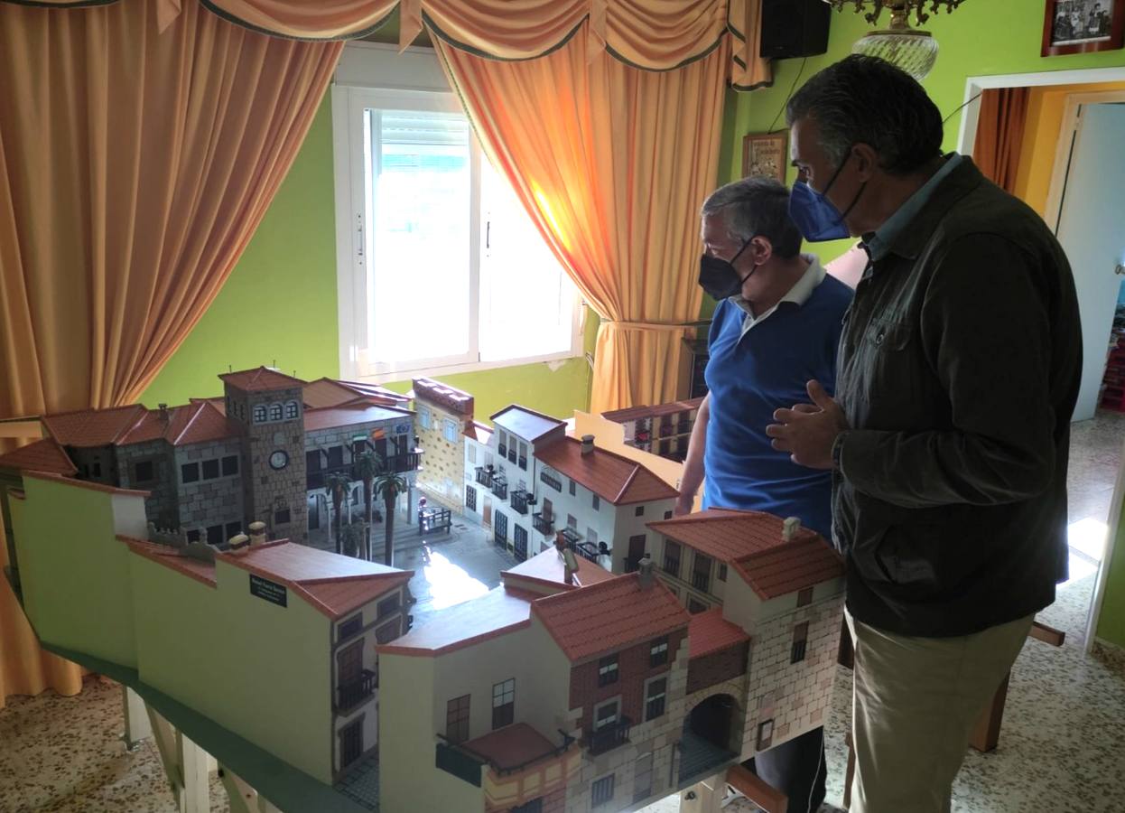 Manuel Puerto realiza dos maquetas de las plazas de San Pedro y de España