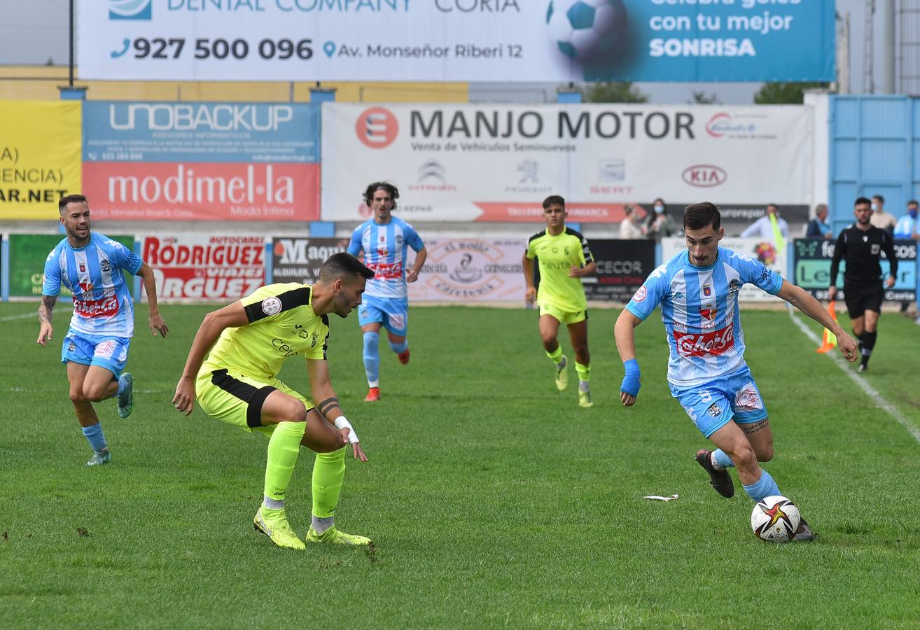 Iván Fernández se va con un balón ante jugadores del Ceuta
