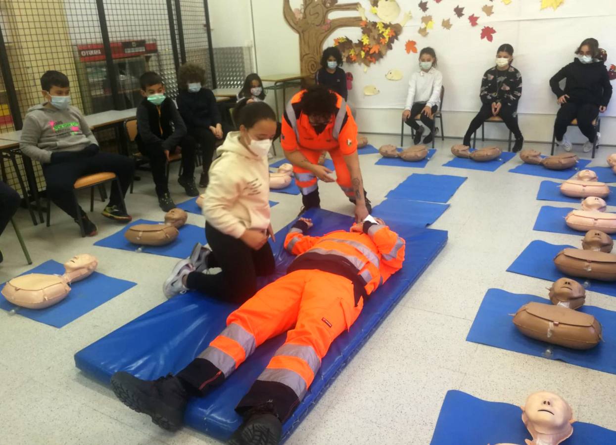 Alumnos del CEIP Zurbarán reciben formación en reanimación cardiopulmonar