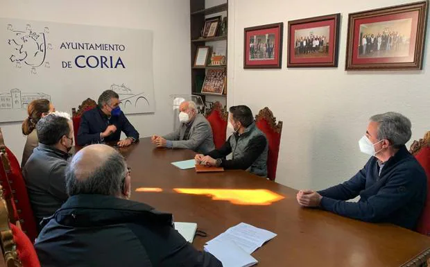 Firma del convenio en el Ayuntamiento de Coria