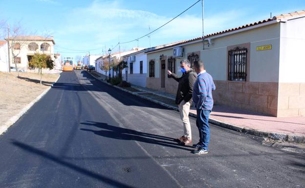 Visitando las obras de pavimentación en Puebla de Argeme/CEDIDA