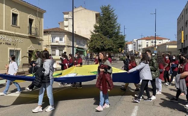 El IES Caurium organiza una marcha solidaria por la paz de Ucrania
