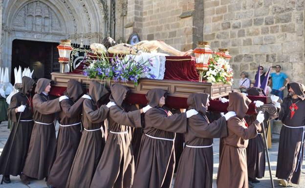 Un viacrucis y dos procesiones saldrán a las calles el Viernes Santo