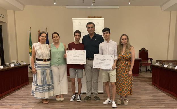 David García y Sergio Santos reciben las becas a los mejores expedientes de bachillerato