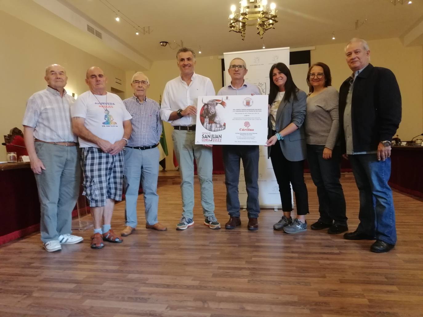 Cáritas Interparroquial de Coria recibe más de 3.000 euros de la venta de los libros de San Juan 2022
