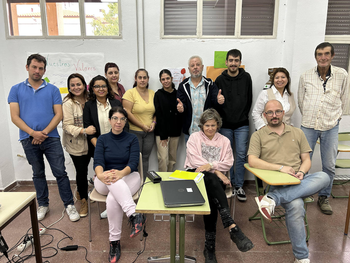 Participantes de la Lanzadera de Empleo de Coria junto a la técnica. /RAÚL SÁNCHEZ NOVAS