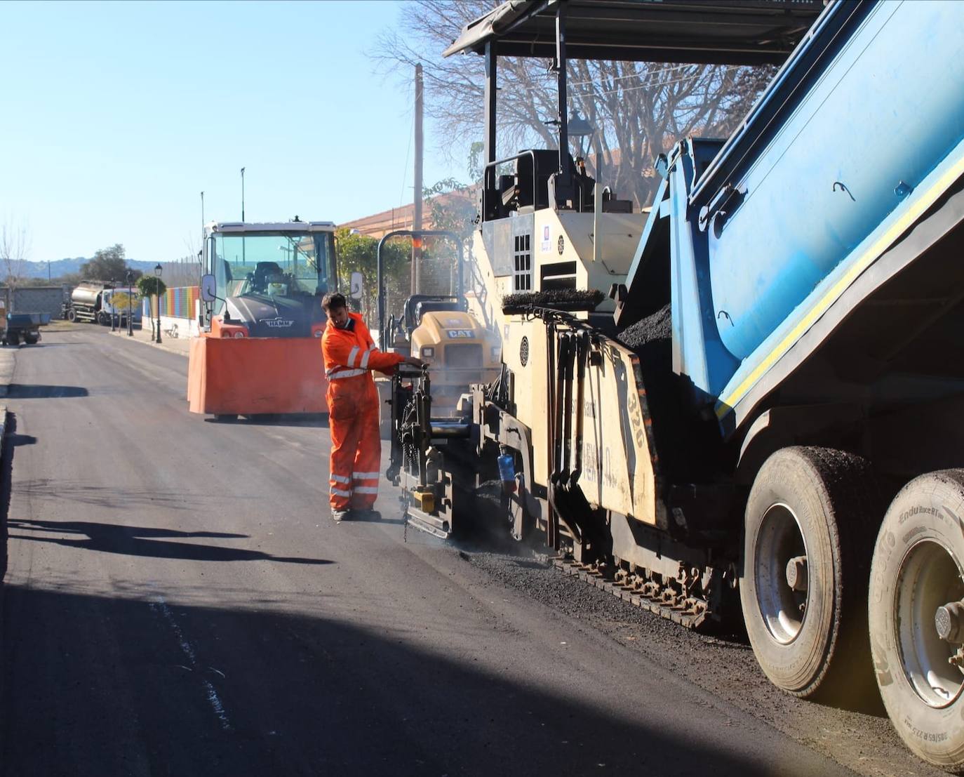 Obras de pavimentación en Puebla de Argeme durante el pasado mes de enero. 