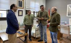 El alcalde se reúne con representantes de la empresa rural cacereña