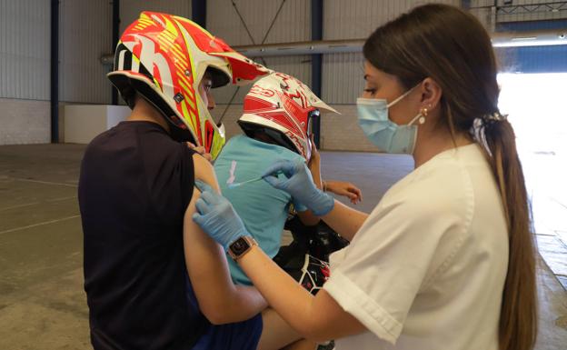 Los jóvenes de Don Benito protagonizan una de las últimas vacunaciones masivas en Feval