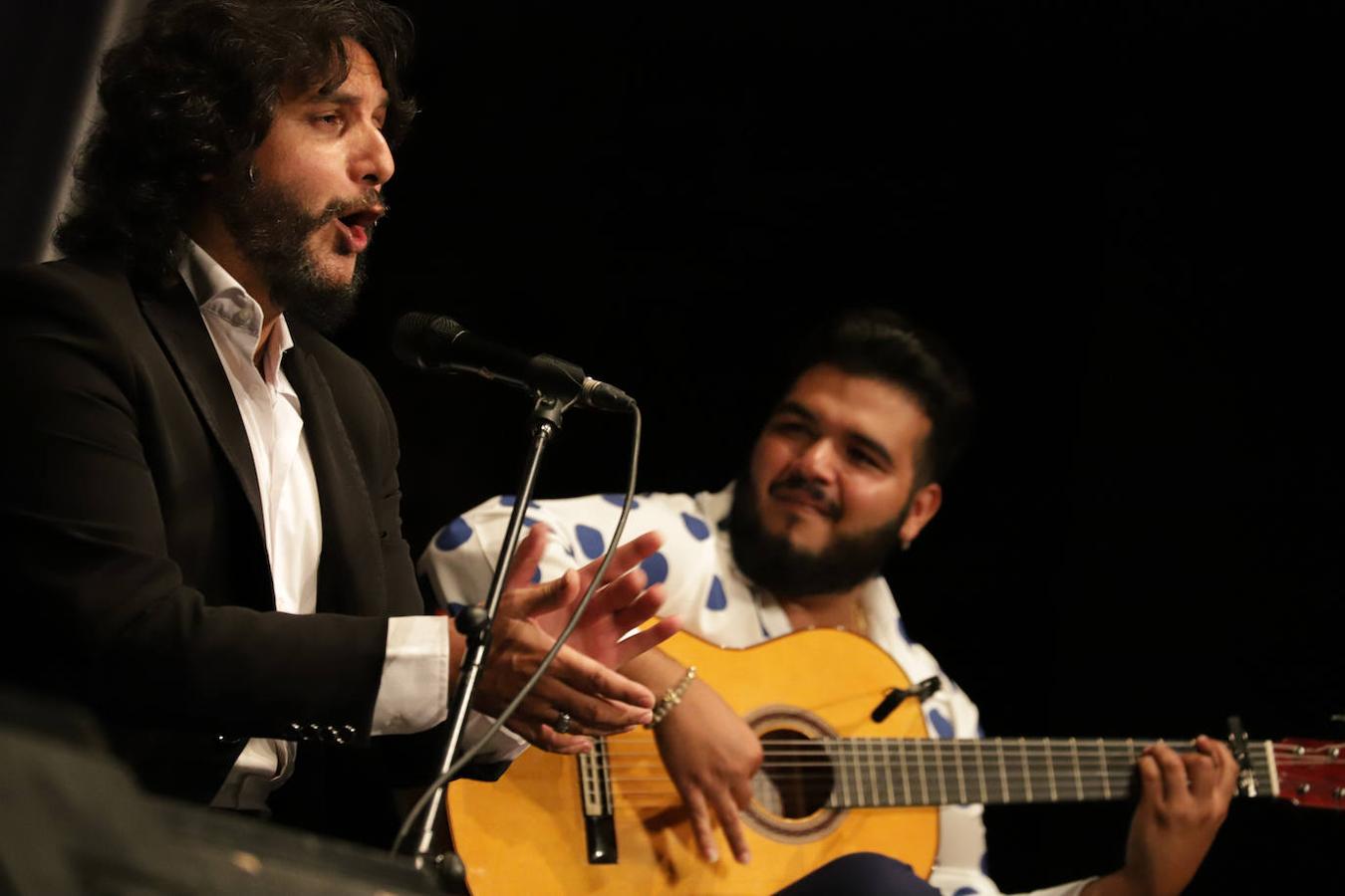 El cantaor Antonio Reyes encandiló al público con su estilo diferente.