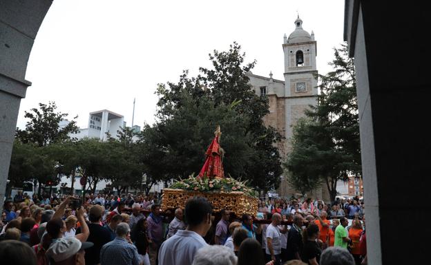 La Virgen de las Cruces de Don Benito regresará finalmente en un vehículo, pero acompañada