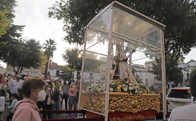 La Virgen de las Cruces se despide entre vivas y aplausos