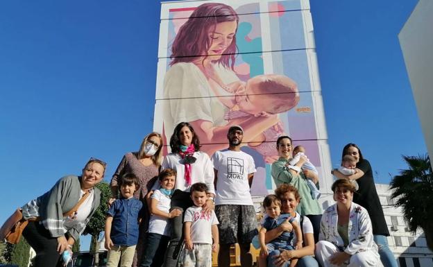 Jonatan Carranza 'Sojo' junto a representantes de la asociación con el mural de fondo. /HOY