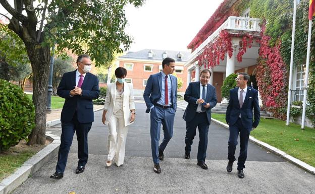 Quintana y Gallardo trasladan a Pedro Sánchez en Moncloa los detalles del proceso de unión